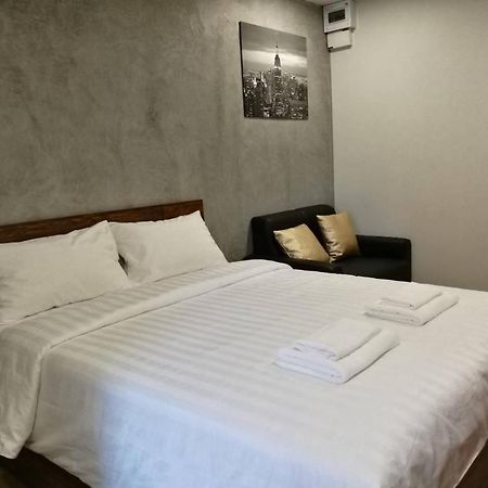 Tata House Aparthotel Bangkok Bagian luar foto